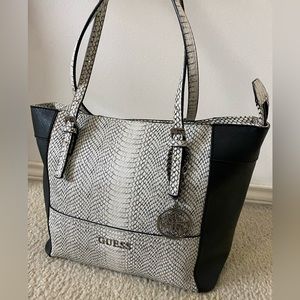Guess white and black purse
Great condition